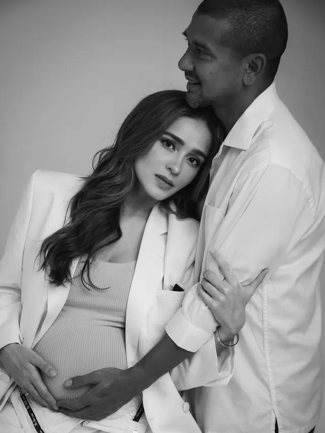 Beda Usia 18 Tahun, Ini 6 Potret Mesra Yasmine Wildblood dan Suami