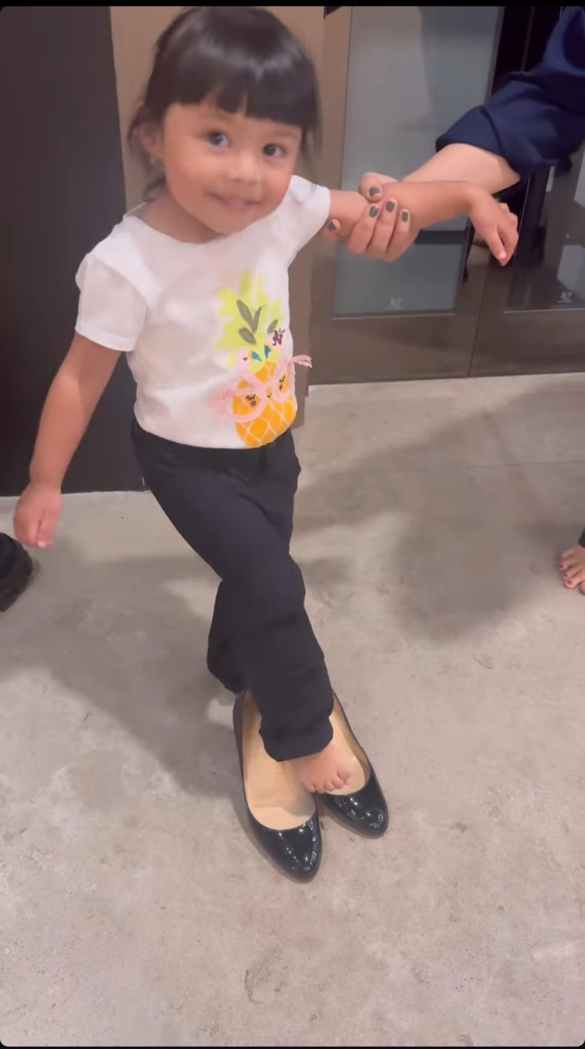 Potret Ameena Pakai Sepatu Heels