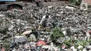 Pemulung saat memilah sampah di TPSS Perintis Kemerdekaan, Jakarta, Selasa (16/2/2021). TPSS Perintis Kemerdekaan jadi penampungan sementara sampah sungai sebelum dibawa ke TPS Bantar Gebang. (merdeka.com/Iqbal S. Nugroho)