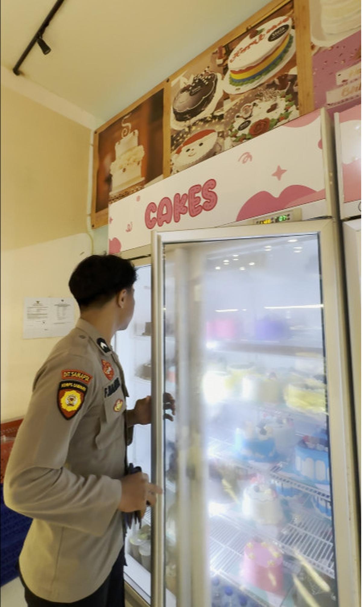 Sederhana Namun Penuh Kebahagiaan, Aksi Polisi Beri Kejutan Ultah untuk Tahanannya Ini Curi Perhatian