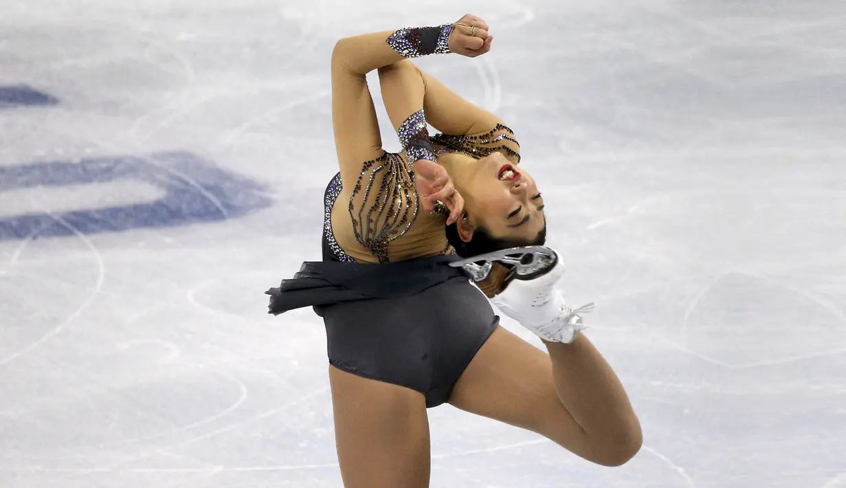 Atlet Ice Skating Amerika Serikat, Mirai Nagasu meliukkan tubuhnya saat mengikuti kejuaraan Ice Skating dunia, ISU Dunia Figure Skating Championships untuk kategori di Boston, Massachusetts, Amerika Serikat, (31/3). (REUTERS/Brian Snyder)