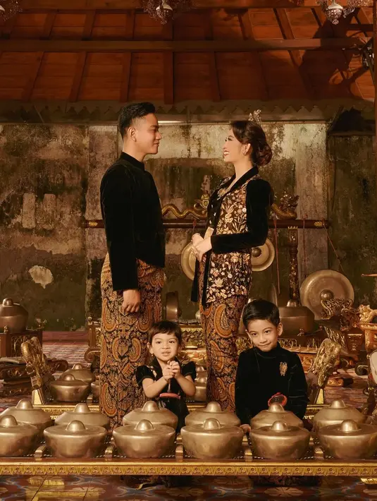 <p>Tampilan Selvi Ananda kian menawan dengan makeup dan gaya rambut anggun berhiasan aksesori rambut yang menawan. (foto: Instagram/ Rio Motret)</p>