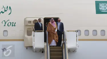 Raja Arab Saudi Salman bin Abdulaziz al-Saud turun dengan eskalator khusus, di Bandara Halim Perdanakusuma, Jakarta, Rabu (3/1). Raja Salman mendarat di Indonesia dengan menumpang Pesawat Saudia Arabian Airline. (Liputan6.com/Fery Pradolo)