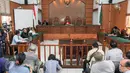 Pengadilan Negeri (PN) Jakarta Selatan menggelar sidang putusan gugatan praperadilan yang diajukan Irman Gusman, Rabu (2/11). Dalam sidang putusan, hakim I Wayan Karya menolak seluruh permohonan praperadilan Irman Gusman. (Liputan6.com/Yoppy Renato)