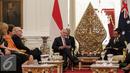 Presiden Joko Widodo bersama PM Australia berbincang saat melakukan pertemuan Istana Merdeka, Jakarta, Kamis (12/11). Presiden Jokowi mengucapkan terima kasih ke pemerintah Australia terkait bantuan mengatasi kebakaran hutan. (Liputan6.com/Faizal Fanani)