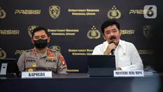 Menteri ATR/BPN Hadi Tjahjanto (kanan) bersama Kapolda Metro Jaya Irjen Pol. Fadil Imran (kiri) menyampaikan keterangan saat rilis kasus mafia tanah di Gedung Ditreskrimum Polda Metro Jaya, Jakarta, Senin (18/7/2022). Polisi berhasil menangkap enam pejabat BPN di beberapa wilayah terkait kasus mafia tanah. (Liputan6.com/Faizal Fanani)