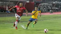 Duel I Made andhika vs Muhammad Zulfadhmi di Stadion I Wayan Dipta, Gianyar, Selasa (16/1/2018). (Bola.com/Ronald Seger Prabowo)