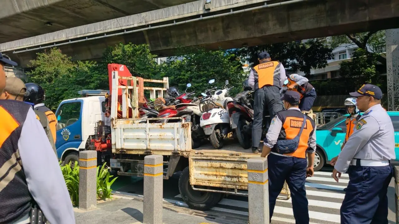 21 sepeda motor yang parkir di atas trotoar Jalan Prof Satrio, tepatnya di depan ITC Kuningan, Setiabudi, Jakarta Selatan, diangkut