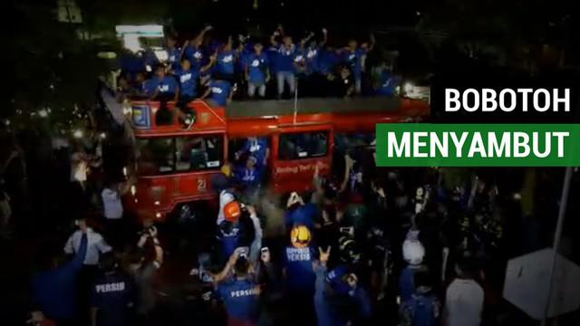 Berita video momen ribuan Bobotoh menyambut skuat Persib U-16 yang menjadi juara Elite Pro Academy Liga 1 U-16.
