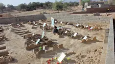Seorang anak Yaman mengunjungi makam anak-anak sekolah di sebuah pemakaman di provinsi kubu pemberontak Huthi di Saada (4/9). Anak-anak tersebut tewas terkena serangan udara koalisi pimpinan Saudi saat berada di sebuah bus. (AFP Photo/Stringer)