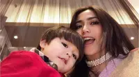Jessica Iskandar Dapat Hadiah Pulpen Mewah dari Anak