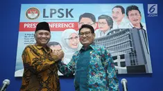 Ketua KPK Agus Rahardjo (kiri) bersalaman dengan Ketua LPSK Abdul Haris Semendawai usai memberi keterangan terkait nota kesepahaman, Jakarta, Selasa (17/4). LPSK dan KPK memperbarui kerja sama perlindungan saksi Tipikor. (Liputan6.com/Helmi Fithriansyah)