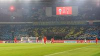 Suporter Persija Jakarta, Jakmania membentuk koreografi sebagai bentuk dukungan saat menyaksikan laga pekan pertama BRI Liga 1 2023/2024 antara Persija Jakarta menghadapi PSM Makassar di Stadion Utama Gelora Bung Karno (SUGBK), Senayan, Jakarta, Senin (3/7/2023). (Bola.com/M Iqbal Ichsan)