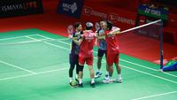Dua pasangan ganda putra Indonesia, Pramudya Kusumawardana/Yeremia Rambitan dan Fajar Alfian/Muhammad Rian Ardianto saling berpelukan usai keduanya bertarung pada babak 32 besar Indonesia Masters 2023, Selasa (24/1/2023) di Istora Gelora Bung Karno, Jakarta. (Bola.com/Muhammad Iqbal Ichsan)