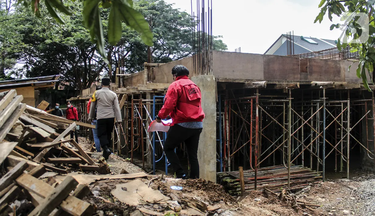 Penyidik Bareskrim Polri saat menyegel rumah yang diduga milik Indra Kesuma atau Indra Kenz di Cluster Narada Sutera Alam Sutera, Serpong Utara, Tangerang Selatan, Jumat (18/3/2022). Pengejaran aliran dana Indra Kenz termasuk ke orang-orang dan aset-aset yang dimilikinya. (Liputan6.com/JohanTallo)