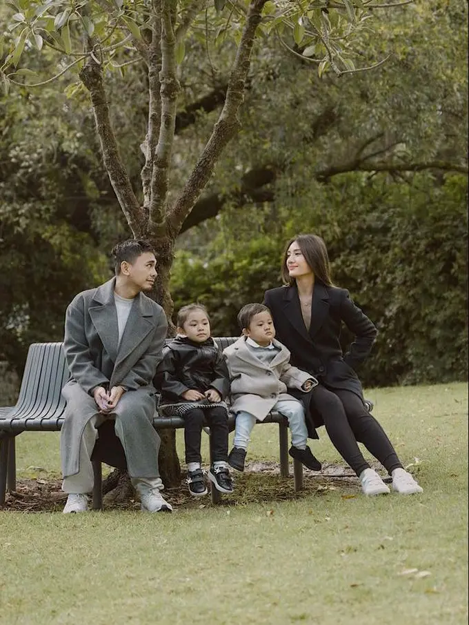 Liburan Raditya Dika dan Keluarga di Australia