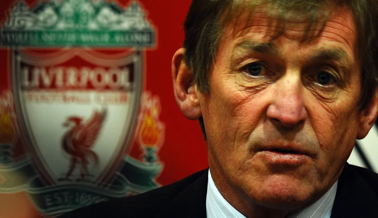 <p>Nama pertama ada Kenny Dalglish. Penyerang Liverpool pada tahun 1977 hingga 1990 tersebut telah membukukan total 7 gol dalam 16 kali penampilannya melawan Aston Villa di Liga Inggris dan Piala FA. Usai pensiun, Kenny Dalglish juga pernah ditunjuk sebagai pelatih The Reds pada tahun 2011 hingga 2012. (AFP/Paul Ellis)</p>