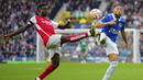 Pemain Arsenal, Bukayo Saka, berebut bola dengan pemain Everton, Arnaut Danjuma, pada laga Liga Inggris di Stadion Goodison Park, Minggu (17/09/2023). (AP Photo/Jon Super)