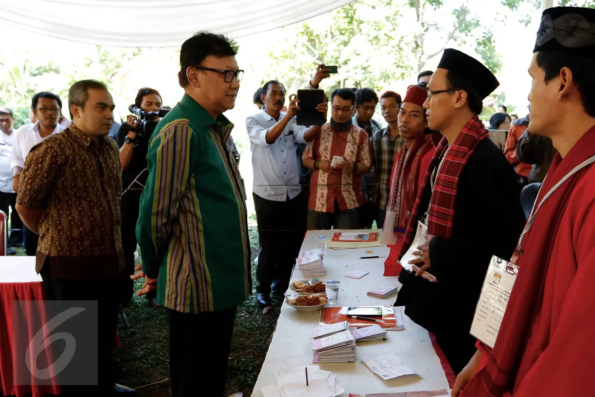 20151209-Mendagri Pantau TPS Calon Walikota Tangsel Urutan No 2