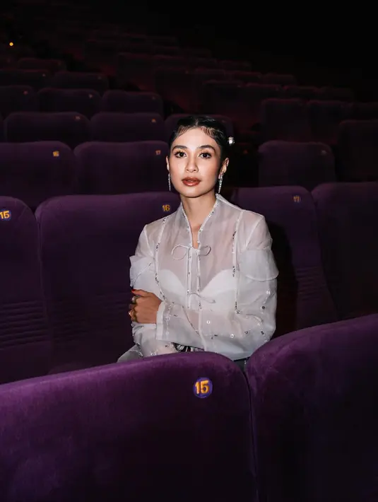 Dipulas MUA ternama Ryan Ogilvy, Mikha Tambayong dirias dengan makeup soft glam bernuansa cokelat [@miktambayong]