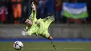 Proses terjadinya gol gelandang Belanda, Memphis Depay ke gawang Luxembourg yang dijaga kiper Ralph Schon. (AFP/John Thys)