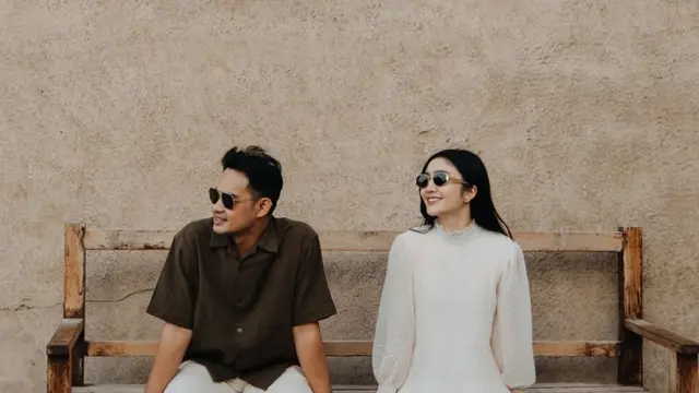 Febby Rastanty liburan ke Dubai pakai kacamata hitam. [@febbyrastanty]