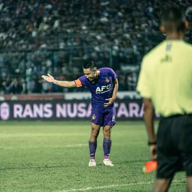 Gelandang sekaligus kapten Persik Kediri, Arthur Irawan.