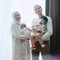 Cut Meyriska dan Roger Danuarta bersama buah hati (Sumber: Instagram/cutratumeyriska)