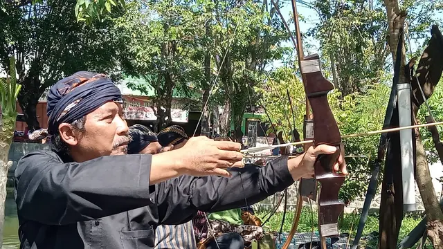 Para penjemparing di Kadilangu Demak, tengah membidik target wong-wongan, Sabtu (9/7/2022). (Foto: Liputan6.com/Kusfitria Marstyasih)