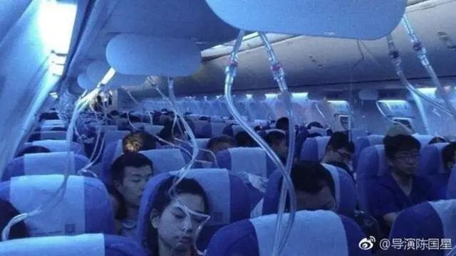 Pesawat Air China yang terbang dari Hong Kong ke Dalian pada Selasa 10 Juli 2018 mendadak anjlok lebih dari 6.500 meter.