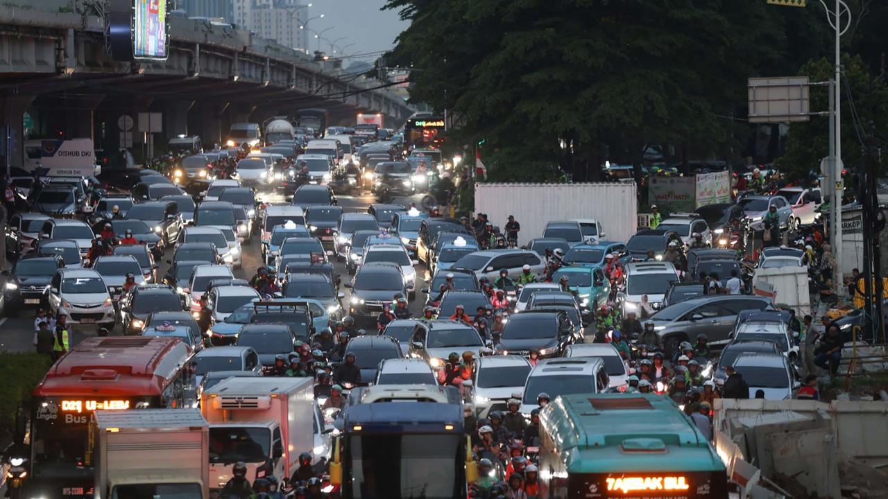 FOTO: Macet Horor di TB Simatupang, Gubernur DKI Ultimatum Proyek Galian Rampung Oktober