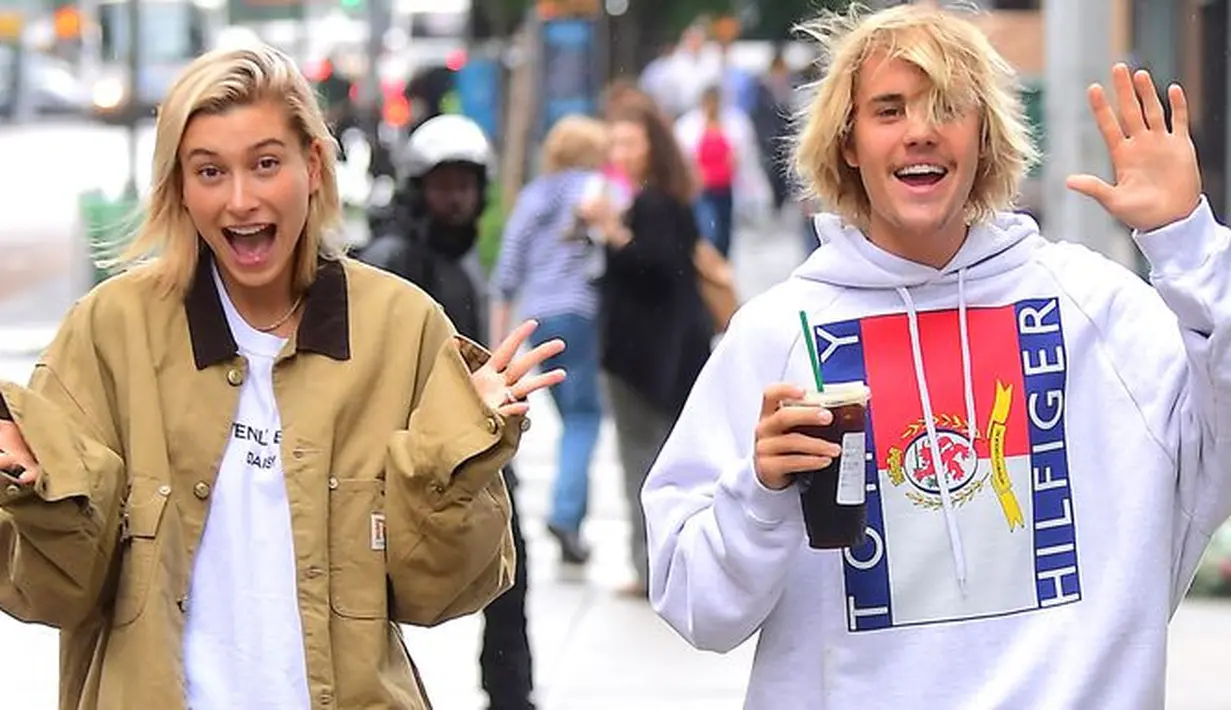 "Hailey suka semua tentang Justin, gayanya, rambutnya, takentanya, namun tidak kumisnya. Hailey meminta Justin untuk mencukurnya dan Justin menuruti," ujar sumber. (Harper's Bazaar)