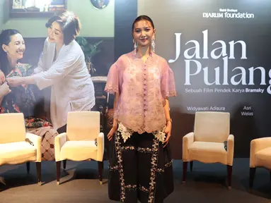Aktris Sheila Dara Aisha menyampaikan pandangannya tentang makna kebaya saat konferensi pers film pendek Jalan Pulang di Jakarta, Rabu (22/7/2026). Menurutnya, kebaya telah menjadi bagian dari berbagai momen penting bersama keluarga sejak masa kecil. (KLY/Budy Santoso)