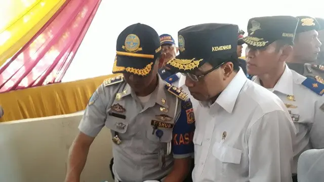 Menhub Budi Karya Sumadi meninjau Terminal Kampung Rambutan, Jakarta (Dok Foto: Merdeka.com/Dwi Aditya Putra)