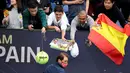 Petenis Spanyol, Rafael Nadal menghampiri para fans untuk memberikan tanda tangan usai menyaksikan timnya bertanding melawan Australia dalam Turnamen Tenis ATP Cup di Melbourne, Selasa (2/2/2021). Spanyol menang 3-0 atas Australia. (AFP/David Gray)