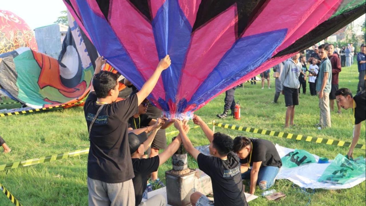 Balon Udara Warna Warni Penuhi Langit Pekalongan