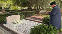 Potret Prabowo Ziarah ke Makam Kakek dan Neneknya di Belanda