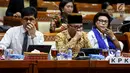 Ketua dan Wakil Ketua KPK, Agus Rahardjo dan Laode M Syarif mendengarkan pertanyaan Komisi III dalam rapat dengar pendapat (RDP) lanjutan di gedung DPR, Senayan, Jakarta, Selasa (26/9). Rapat itu membahas evaluasi kinerja KPK. (Liputan6.com/Johan Tallo)