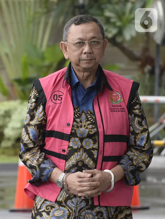 Mantan Dirut PT Asuransi Jiwasraya, Hendrisman Rahim akan menjalani pemeriksaan dari Kejaksaan Agung di Gedung KPK, Jakarta, Senin (20/1/2020). Hendrisman diperiksa sebagai tersangka terkait kasus korupsi PT Asuransi Jiwasraya diperkirakan kerugian negara Rp 13,7 triliun. (merdeka.com/Dwi Narwoko)