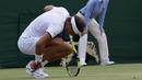 Petenis Spanyol, Rafael Nadal memegang pergelangan kakinya saat melawan petenis asal Luksemburg, Giller Muller pada perempat final Wimbledon 2017 di London, Senin (10/7). Nadal disingkirkan petenis unggulan ke-16 asal Luksemburg. (AP Photo/Tim Ireland)