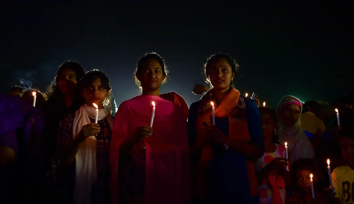 Sejumlah wanita Bangladesh menghadiri nyala lilin untuk memperingati Hari Perempuan Internasional di Dhaka (7/3). Hari Perempuan Internasional dirayakan secara luas di negara sosialis maupun komunis. (AFP Photo/Munir Uzzaman)
