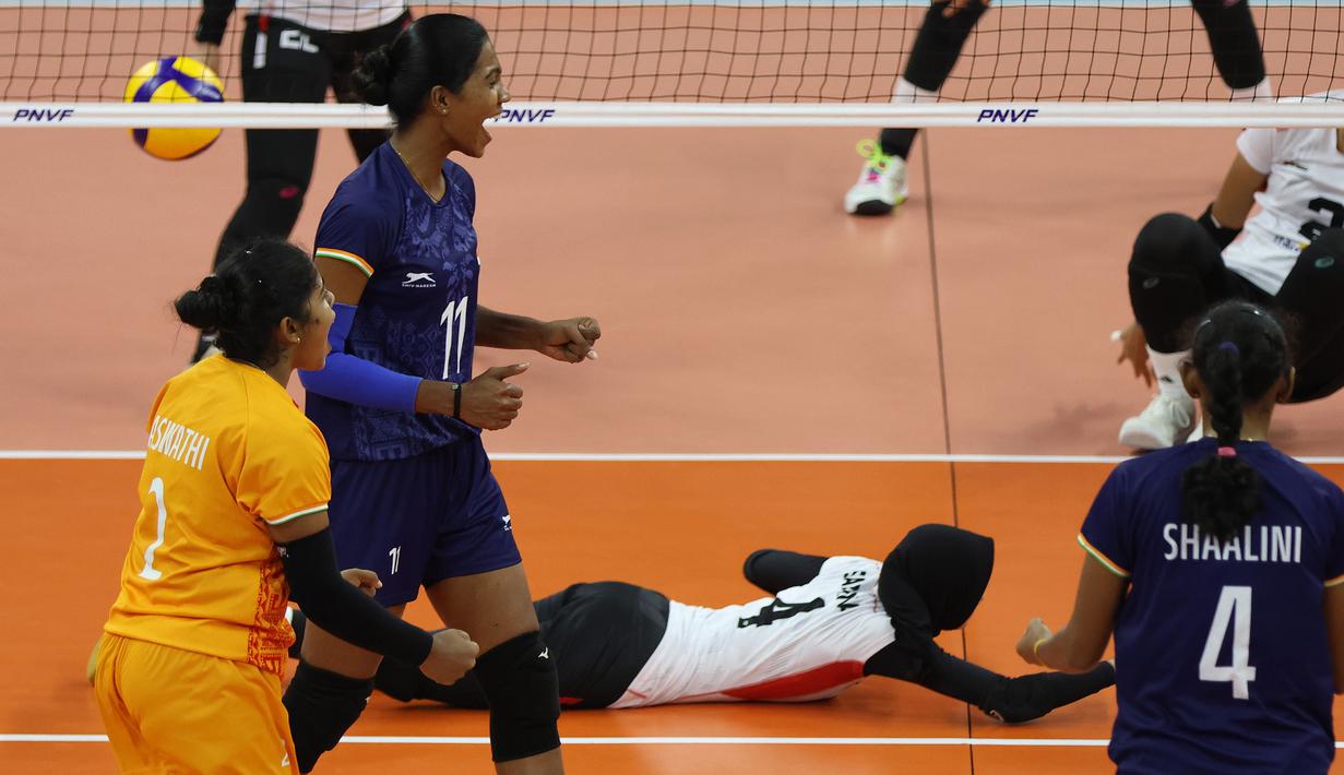 Selebrasi para pemain Timnas voli putri India setelah mencetak angka saat menghadapi Indonesia pada laga klasifikasi peringkat 5-8 AVC Challenge Cup 2024 di Rizal Memorial Coliseum, Manila, Filipina, Selasa (28/5/2024). India menang 3-1 (25-16, 30-32, 25-20 dan 26-24). (Asian Volleyball Confederation)