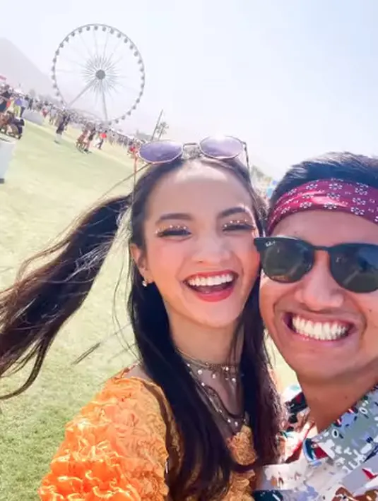 <p>Keseruan gaya OOTD mereka berlanjut dengan outfit yang lebih festive. Kali ini giliran Belva Devara yang memakai headband warna merah melengkapi gaya kemeja Hawaii-nya. (Foto: Instagram @sabrinaanggraini)</p>