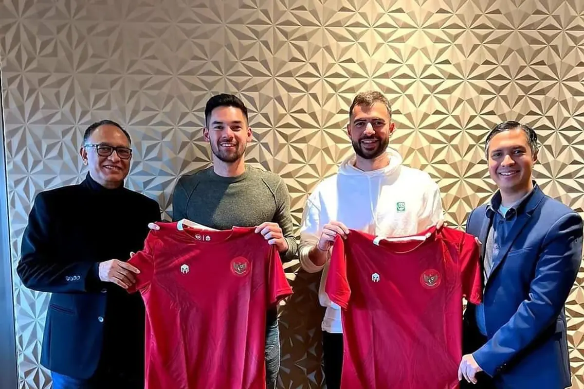 Jordi Amat dan Sandy Walsh