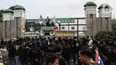 Demonstran berorasi saat berunjuk rasa di depan Gedung MPR/DPR/DPD, Jalan Gatot Subroto, Jakarta, Jumat (20/5/2022). Demonstran menuntut berbagai isu, di antaranya Omnibus Law dan penurunan harga sembako serta bahan bakar minyak (BBM). (Liputan6.com/Johan Tallo)