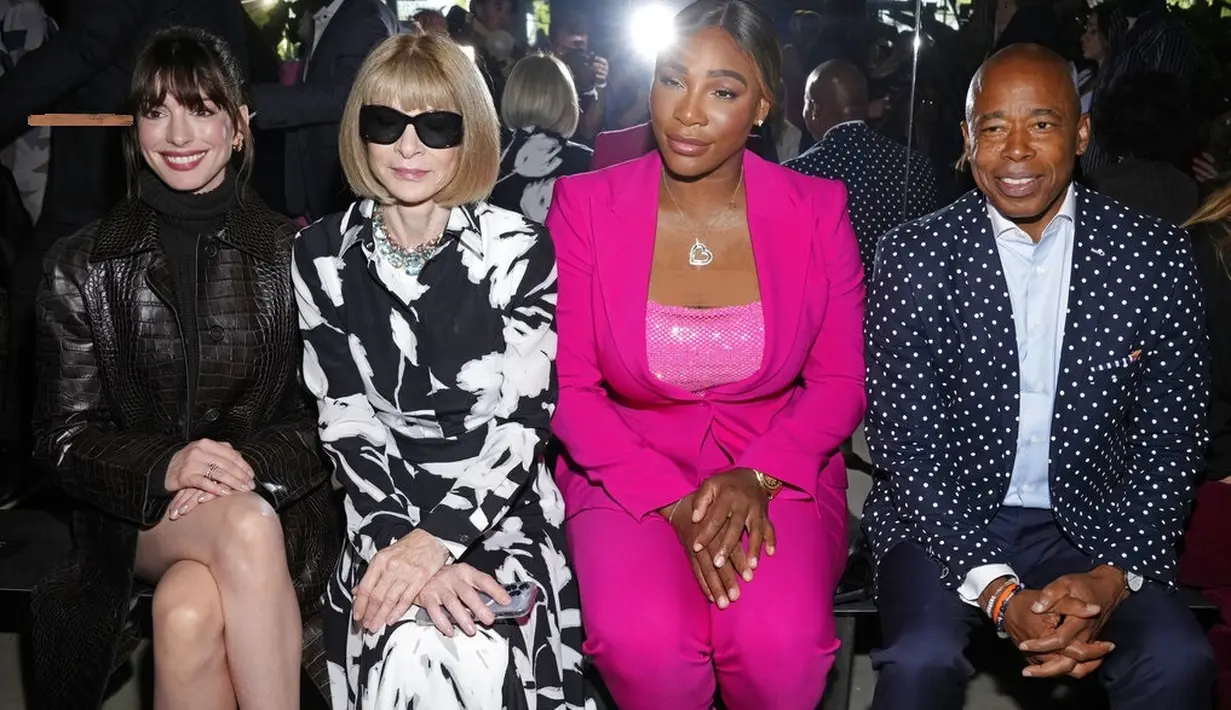 <p>Anne Hathaway, Anna Wintour, Serena Williams, dan Wali Kota New York Eric Adams di fashion show Michael Kors. (Charles Sykes/Invision/AP)</p>