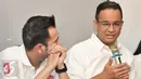 Cagub DKI Jakarta, Anies Baswedan memberikan keterangan pers terkait program "Santai Sore Bersama Anies-Sandi",  Jakarta, Senin (30/1). Anies-Sandi gandeng Raffi Ahmad dan Nagita Slavina (Gigi) untuk kampanye di media sosial. (Liputan6.com/Yoppy Renato)