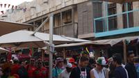 Fans tampak ramai berkunjung ke Souq Waqif, pasar tradisional di Qatar. Salah satu destinasi favorit fans selama Piala Dunia 2022. (Hendry Wibowo/Bola.com)