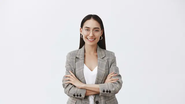 6 Ciri Wanita Cerdas dan Menarik yang Bikin Pria Terpesona (photo by freepik.com)