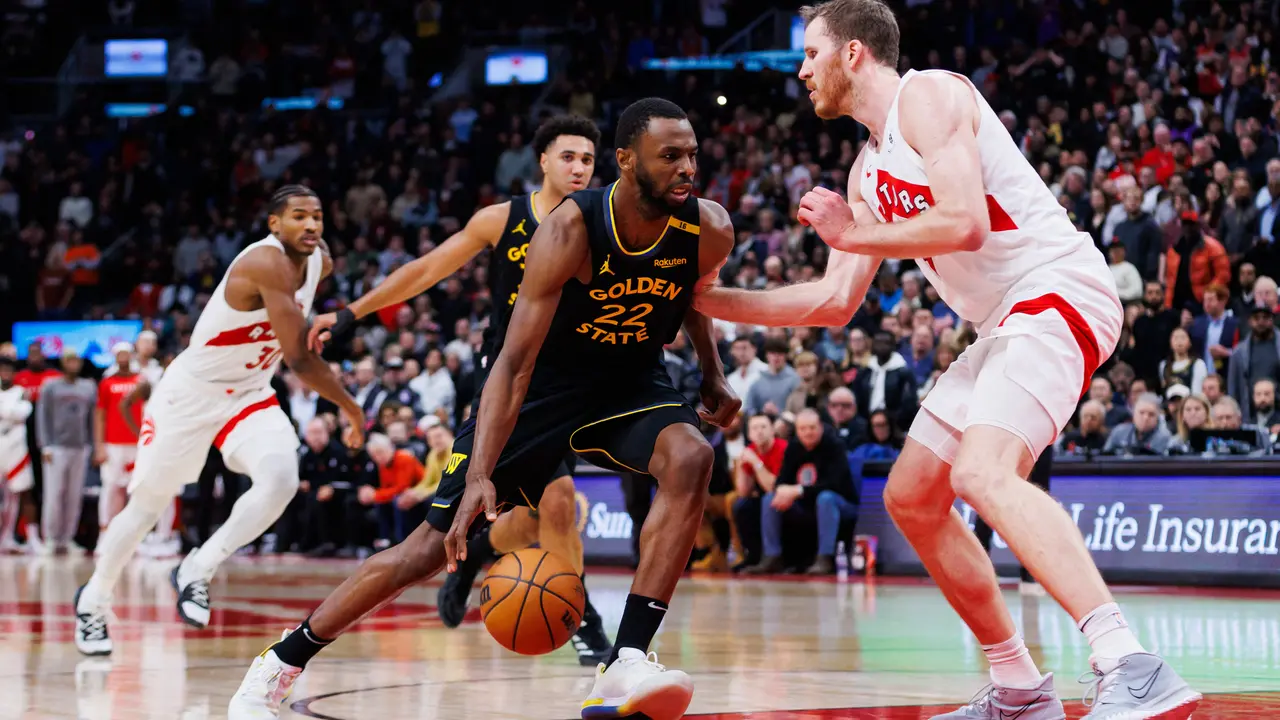 Aksi pemain Warriors Andrew Wiggins saat melawan Raptors di lanjutan NBA 2024/2025
